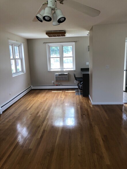 Building Photo - 92 Emerson Gardens Rd