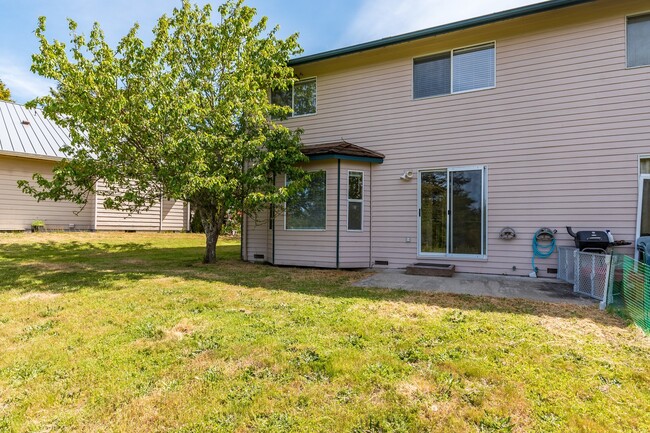 Building Photo - 3 Bedroom Townhome
