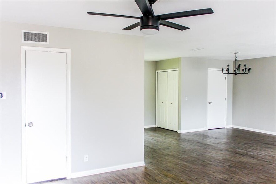 Spacious dining room area - 2632 Valwood Pkwy