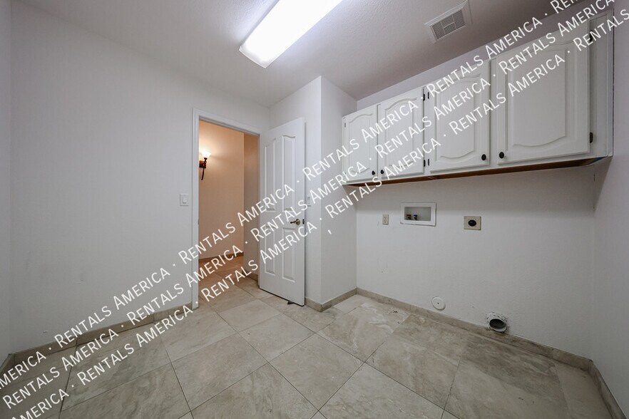 Building Photo - 532 E Stonebridge Dr