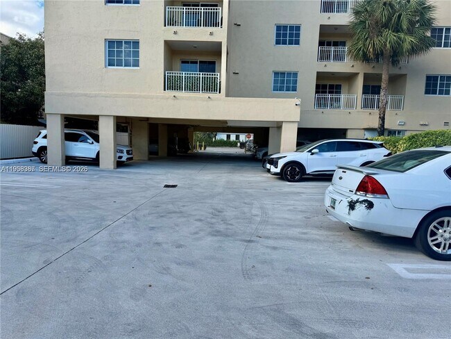 Building Photo - 601 SW 37th Ave