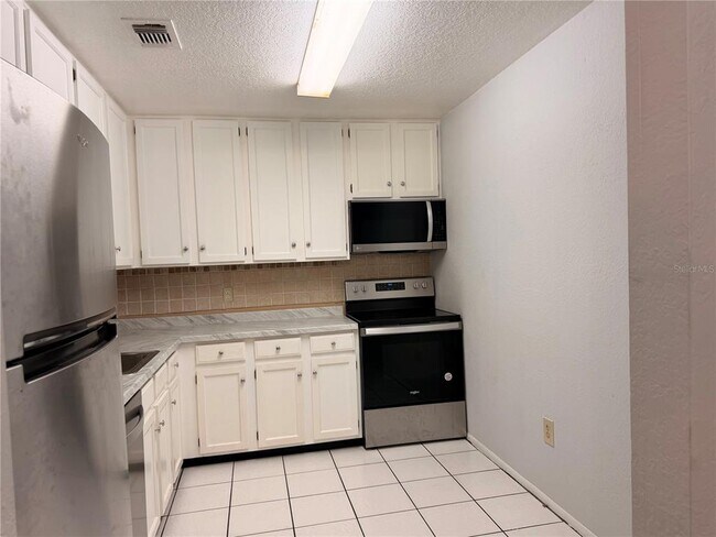 Building Photo - 3956 Versailles Dr