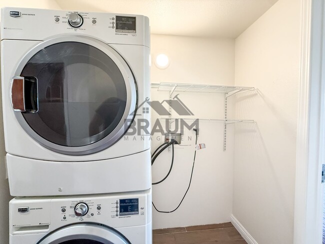 Building Photo - 332 S Virgil Ave