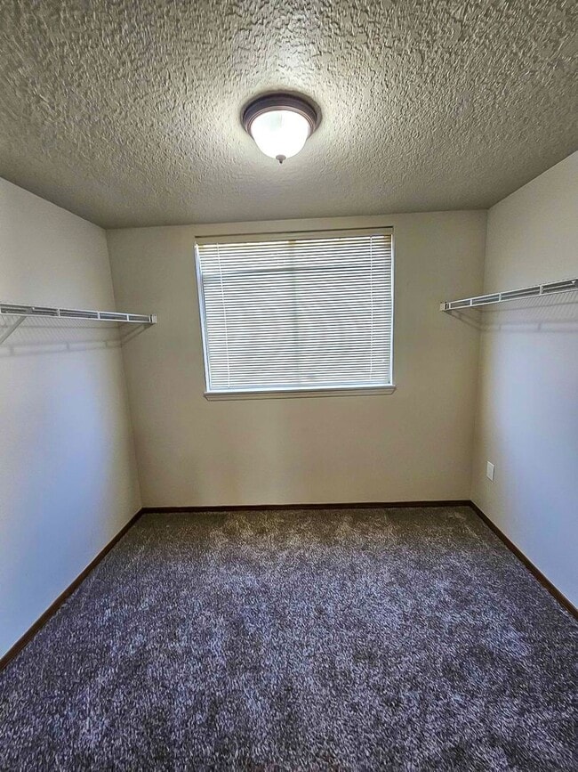 Building Photo - Spacious 2467 sq ft 4 Bedroom 2.5 Bath hom...