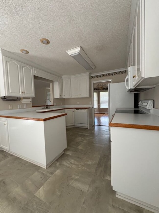 Building Photo - 135 Adler Ln