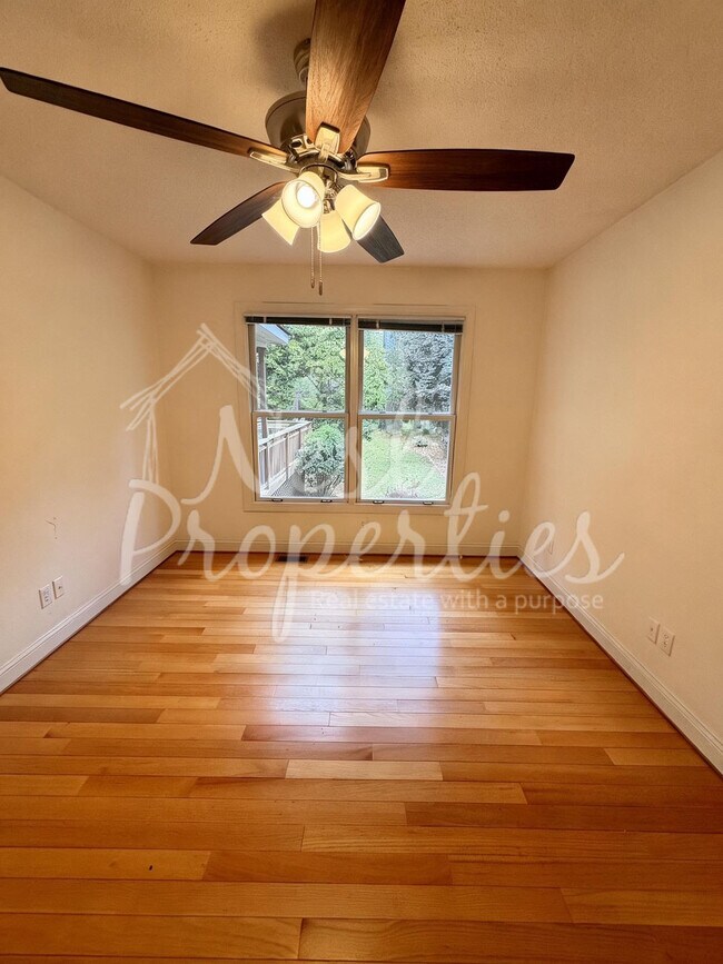 Building Photo - 1429 Adella St