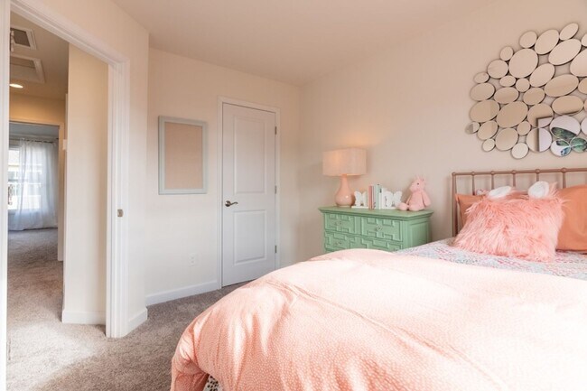 Building Photo - Blacksburg, 3BR / 2.5 BA, Beautiful Townhome available in April 2026