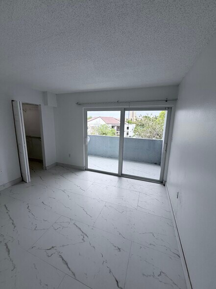 Building Photo - 9365 Fontainebleau Blvd