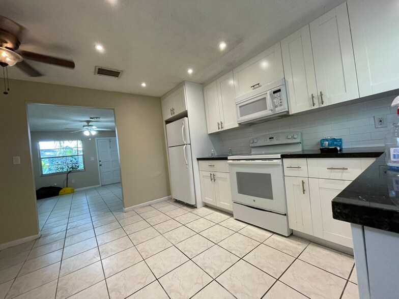 Building Photo - 4671 SW 66th Ave