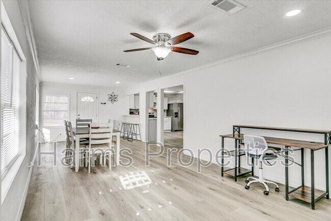 Building Photo - 185 Weiss Bluff Rd