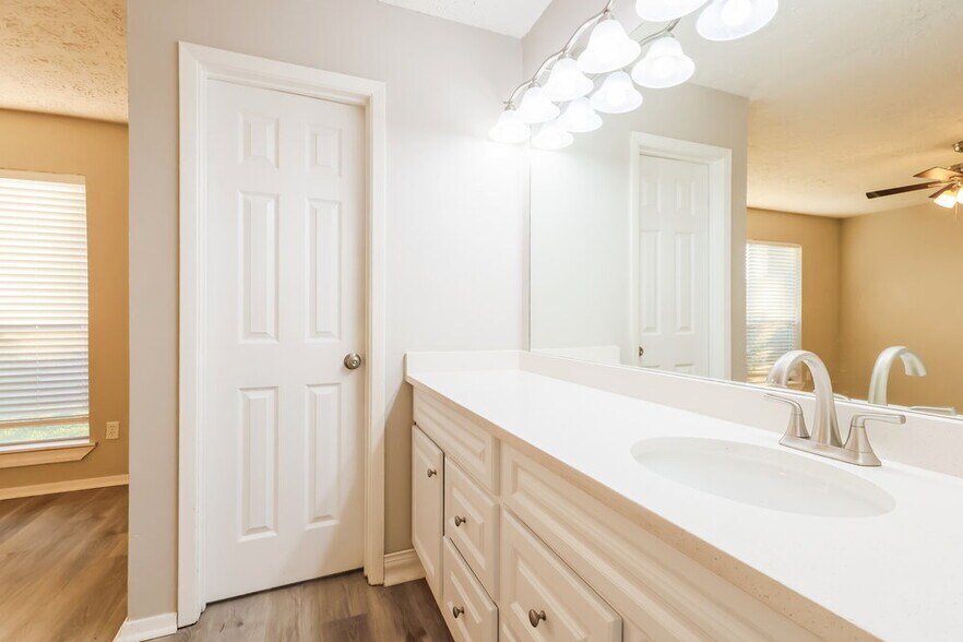 Building Photo - 7411 Skylight Ln