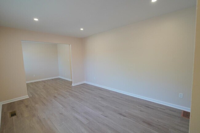 Building Photo - 1545 Pine View Dr