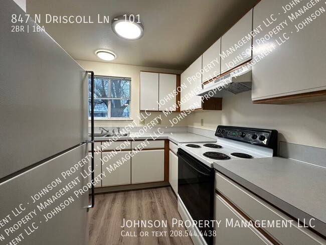 Building Photo - Nice down stairs apartment near Whitewater...