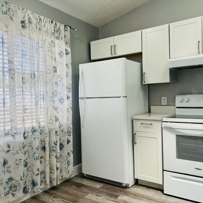 Building Photo - UCF Duplex