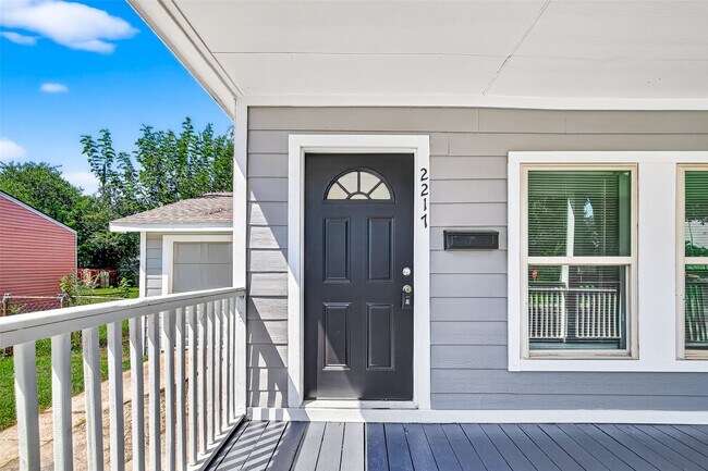 Building Photo - 2217 10th St