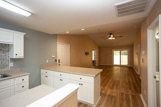 Building Photo - 6053 Sanibel Dr