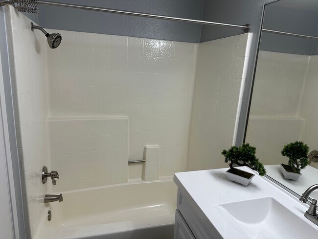 Building Photo - 14334 Poplar St