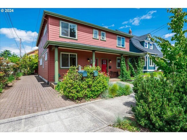 Building Photo - Charming 3-Bed, 2.5-Bath Townhome with Private Patio, Open Floor Plan, and Prime King Neighborhoo...