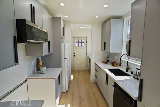 Building Photo - 1636 N Buena Vista St