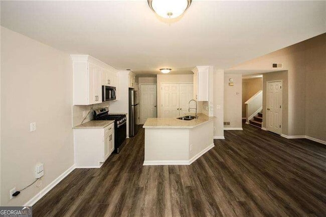 Building Photo - 121 Stoneforest Dr