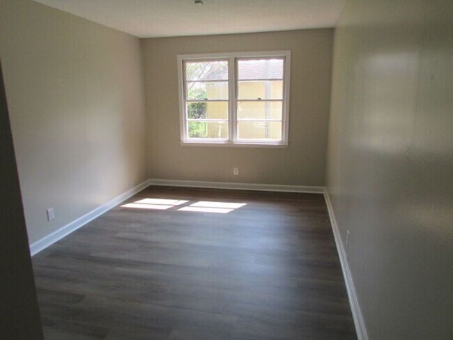 Building Photo - Close to Downtown Sumter