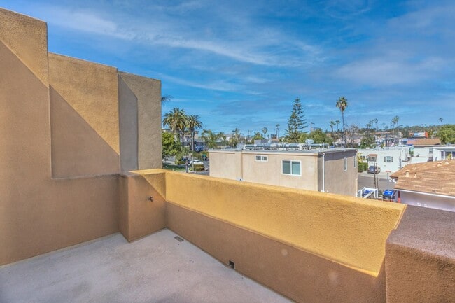 Building Photo - Beautiful 3 br/3.5ba Townhome in Pacific Beach Just Blocks to Crown Point Shores!
