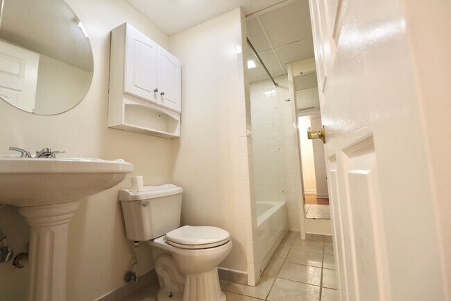 Building Photo - 2 Bedroom/2 Bath Townhouse near Stadium - ...