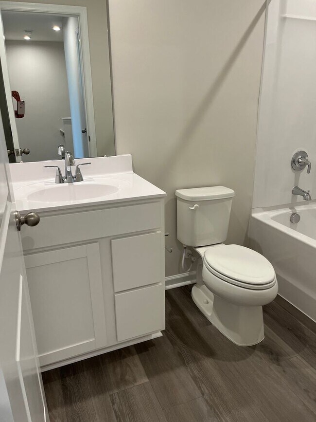 Building Photo - Brand New Townhome