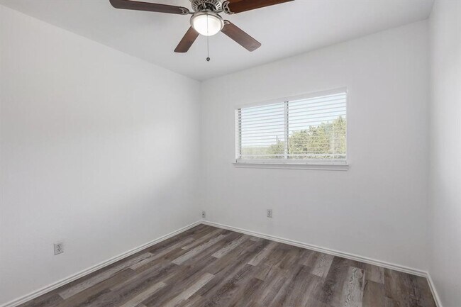 Building Photo - Beautiful 4 bd/2 ba renovated home in Sout...