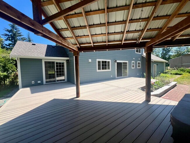 Building Photo - 3+ BD on 2 Acres - Barn Included