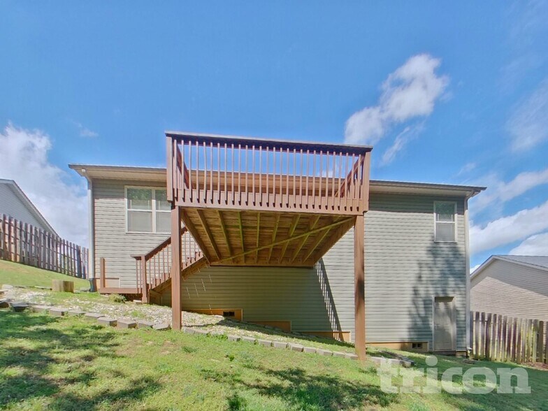 Building Photo - 456 Blairwood Ct