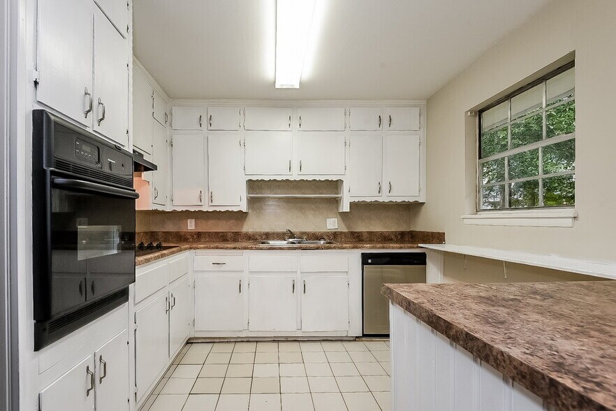 Building Photo - 4230 Senoa Dr