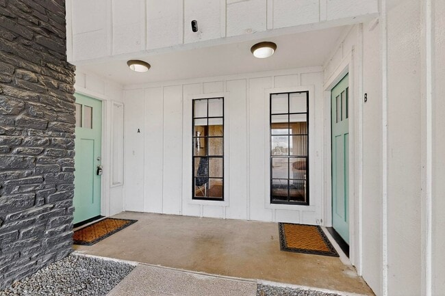 Building Photo - Updated 3 bedroom duplex near Greenbelt!