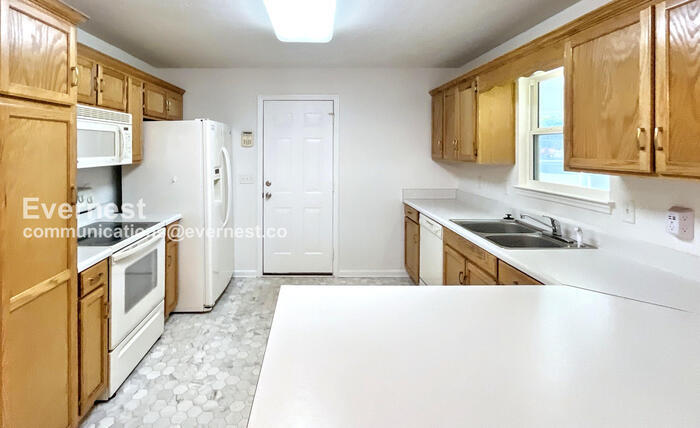 Building Photo - 57 Gladstone Dr