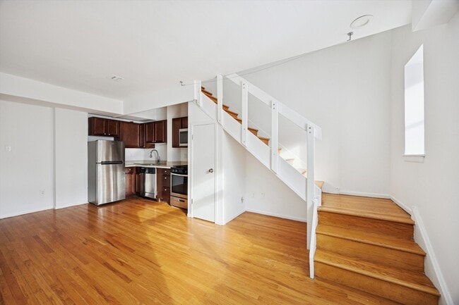 Building Photo - 319 S 10th St