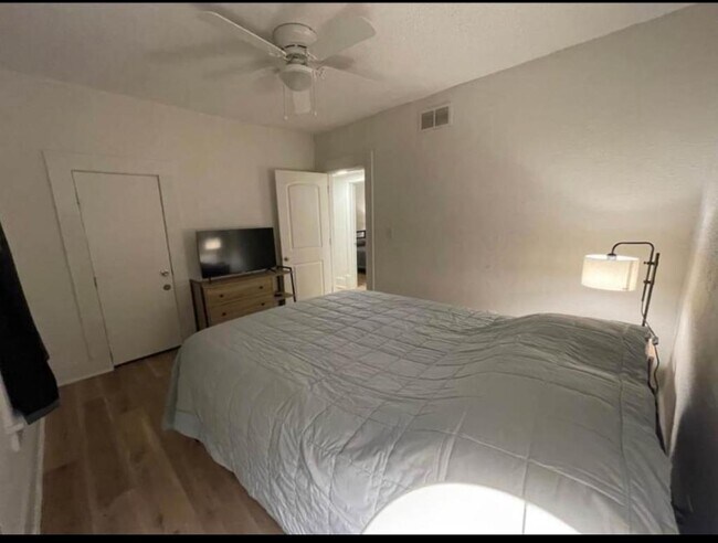 Building Photo - 1205 E English St