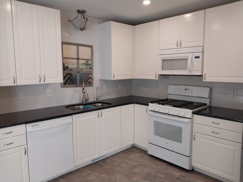 Building Photo - 462 Crosswinds Dr