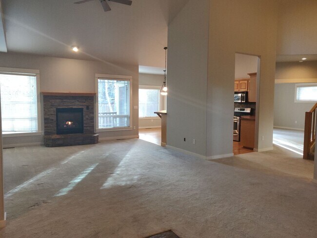 Building Photo - Stunning 4x2 with all bedrooms on the main...