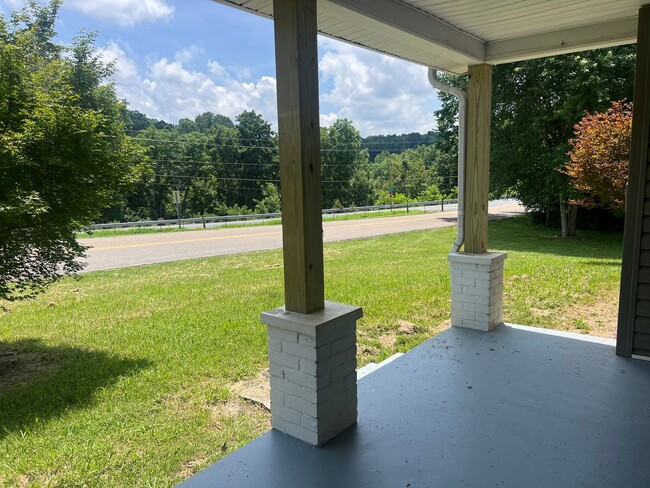 Building Photo - Very Nice 4 bedroom near Tri Cities Airpor...