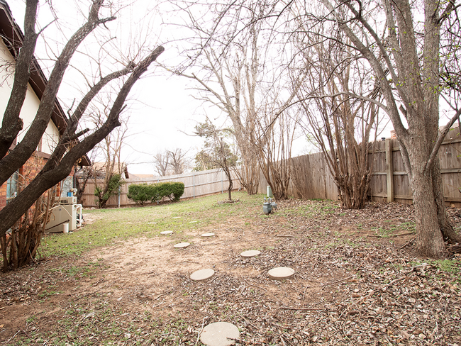 Building Photo - Spacious 3BD/2.5 BTH 2 Car Garage, Minutes from Tinker AFB