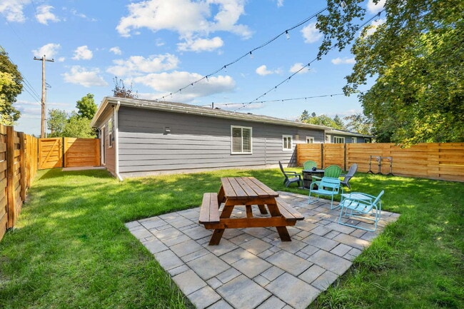 Building Photo - Charming & centrally located- Avail October 1st thru May 31st.