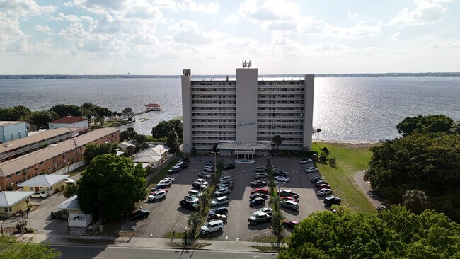Building Photo - 2131 Lakeview Dr