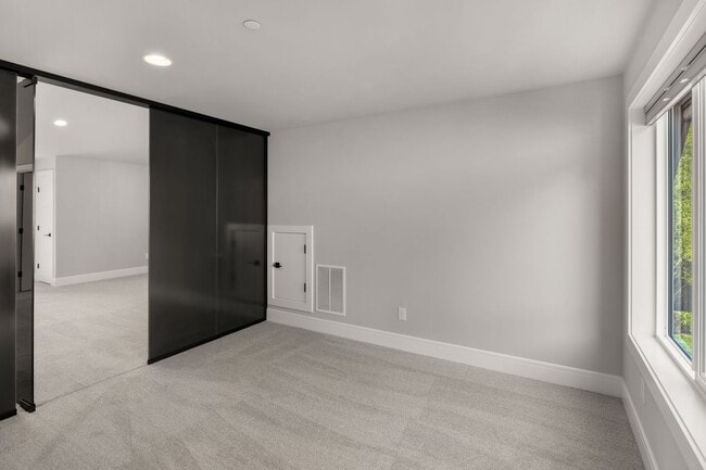 Building Photo - Luxury Haven