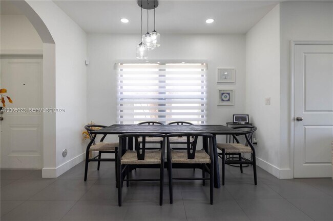 Building Photo - 345 NE 194th Ln