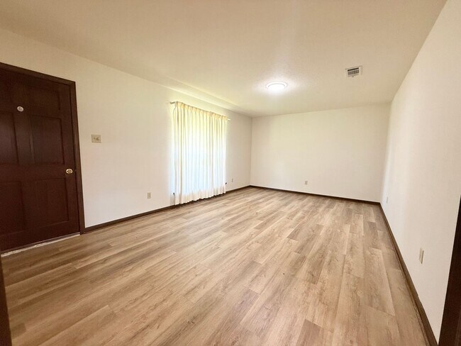 Building Photo - Spacious 3 bedroom 2 bath home in Zachary