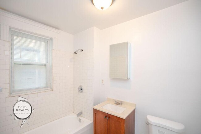 Building Photo - Marquette Park Apartment! SPECIAL OFFER
