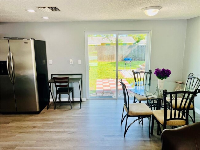 Building Photo - 3405 Wilson Dr