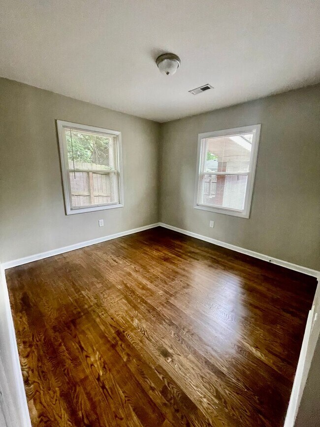 Building Photo - This cozy 2 bed 1 bath cottage style brick...