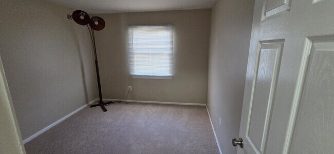 Building Photo - Upper level of townhome