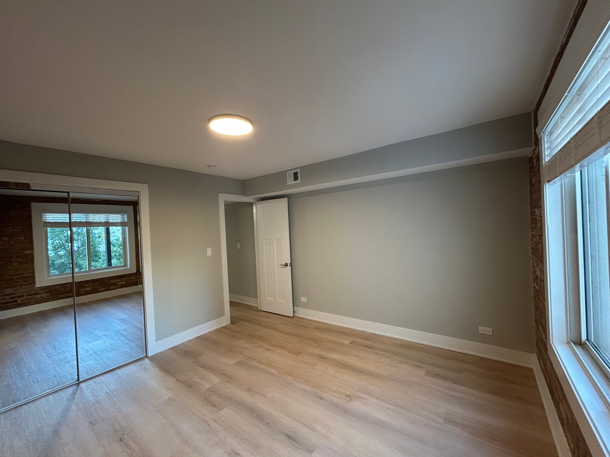 Building Photo - 1214 N La Salle Dr